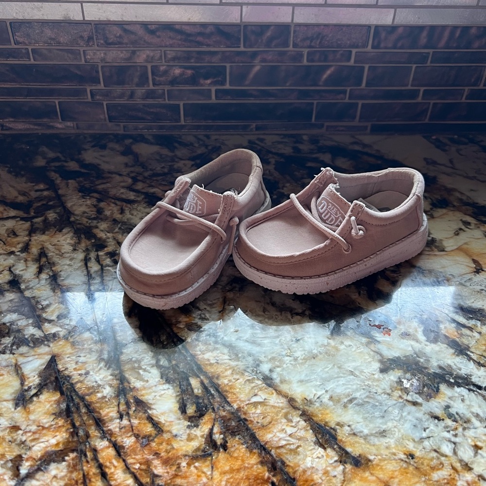 Size 7 hey dudes! They are tan. Never worn!